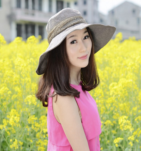 抓住秋天的尾巴，女人趕緊戴大沿遮陽(yáng)帽來(lái)臭美